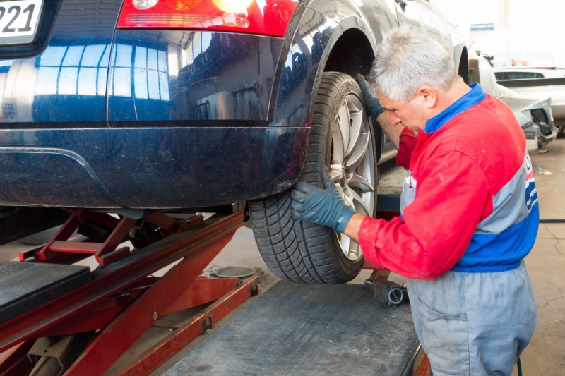 vitrine-ST ETIENNE DE TINEE-min_auto_repair_repair_lift_auto_mechanic_work_clothes_master_professional_man_of_the_fold-685629