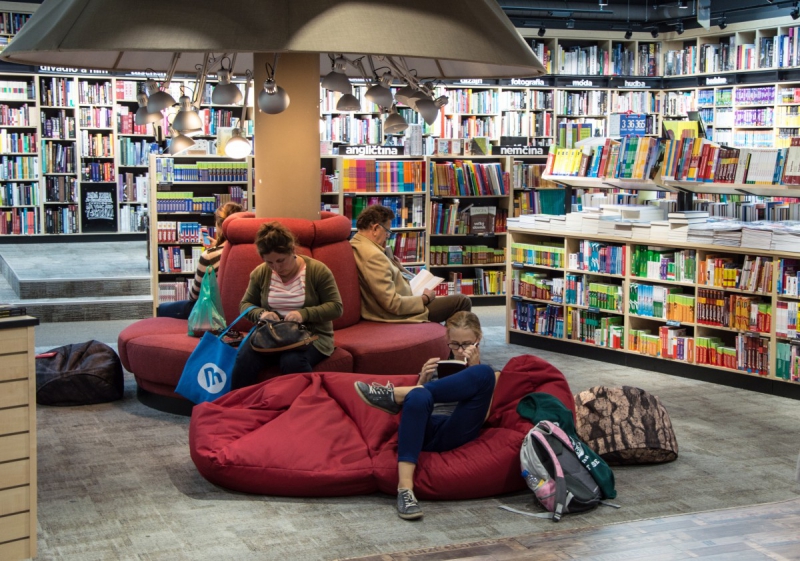 vitrine-ST ETIENNE DE TINEE-min_books_bookstore_book_reader_readers_reading_shop_sale_books-849006